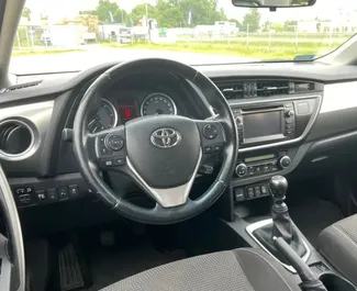 Noleggio auto Toyota Auris 2015 in Spagna, con carburante Benzina e 140 cavalli di potenza ➤ A partire da 50 EUR al giorno.