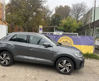 Vista frontale di un noleggio Volkswagen T-Roc a Budapest, Ungheria ✓ Auto #4762. ✓ Cambio Automatico TM ✓ 5 recensioni.