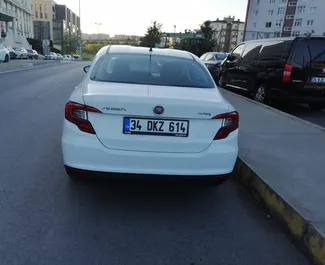 Vista frontale di un noleggio Fiat Egea all'aeroporto di Istanbul Sabiha Gokcen, Turchia ✓ Auto #4460. ✓ Cambio Manuale TM ✓ 1 recensioni.