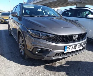 Vista frontale di un noleggio Fiat Egea Cross all'aeroporto di Antalya, Turchia ✓ Auto #4902. ✓ Cambio Manuale TM ✓ 0 recensioni.