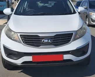 Vista frontale di un noleggio Kia Sportage all'aeroporto di Paphos, Cipro ✓ Auto #5028. ✓ Cambio Automatico TM ✓ 0 recensioni.