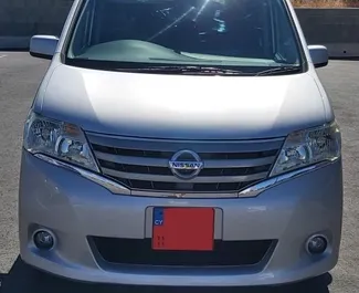 Vista frontale di un noleggio Nissan Serena all'aeroporto di Paphos, Cipro ✓ Auto #5030. ✓ Cambio Automatico TM ✓ 0 recensioni.