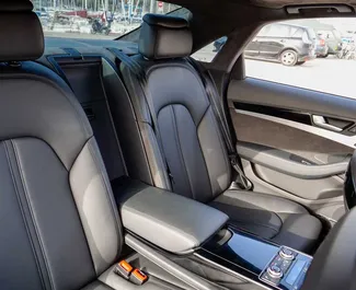 Audi A8 L 2016 disponibile per il noleggio a Barcellona, con limite di chilometraggio di 100 km/giorno.