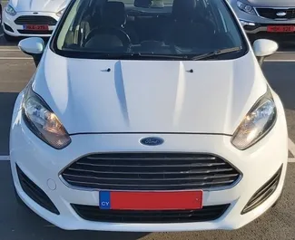 Vista frontale di un noleggio Ford Fiesta all'aeroporto di Paphos, Cipro ✓ Auto #5020. ✓ Cambio Manuale TM ✓ 0 recensioni.