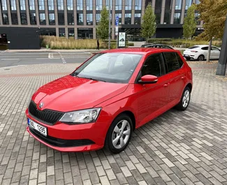 Vista frontale di un noleggio Skoda Fabia a Praga, Cechia ✓ Auto #4891. ✓ Cambio Manuale TM ✓ 0 recensioni.