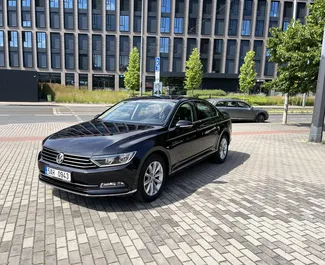Vista frontale di un noleggio Volkswagen Passat a Praga, Cechia ✓ Auto #4894. ✓ Cambio Automatico TM ✓ 0 recensioni.