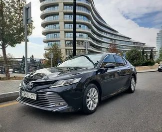 Vista frontale di un noleggio Toyota Camry all'aeroporto di Baku, Azerbaigian ✓ Auto #5181. ✓ Cambio Automatico TM ✓ 1 recensioni.