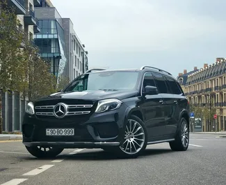 Vista frontale di un noleggio Mercedes-Benz GLS-Class all'aeroporto di Baku, Azerbaigian ✓ Auto #5217. ✓ Cambio Automatico TM ✓ 0 recensioni.