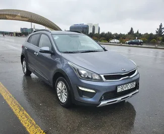 Vista frontale di un noleggio Kia Rio X-line all'aeroporto di Baku, Azerbaigian ✓ Auto #5221. ✓ Cambio Automatico TM ✓ 0 recensioni.