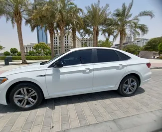 Vista frontale di un noleggio Volkswagen Jetta a Dubai, Emirati Arabi Uniti ✓ Auto #5121. ✓ Cambio Automatico TM ✓ 0 recensioni.