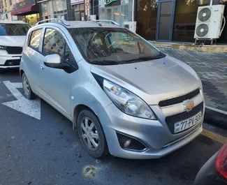 Vista frontale di un noleggio Chevrolet Spark all'aeroporto di Baku, Azerbaigian ✓ Auto #5215. ✓ Cambio Automatico TM ✓ 0 recensioni.