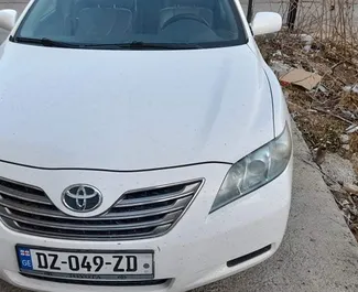 Vista frontale di un noleggio Toyota Camry a Tbilisi, Georgia ✓ Auto #5315. ✓ Cambio Automatico TM ✓ 0 recensioni.