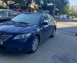 Vista frontale di un noleggio Toyota Camry a Tbilisi, Georgia ✓ Auto #5317. ✓ Cambio Automatico TM ✓ 0 recensioni.