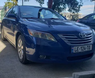 Interni di Toyota Camry in affitto in Georgia. Un'ottima auto da 5 posti con cambio Automatico.