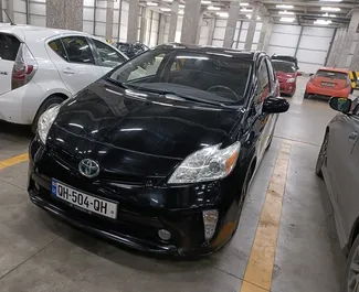 Vista frontale di un noleggio Toyota Prius a Tbilisi, Georgia ✓ Auto #5390. ✓ Cambio Automatico TM ✓ 8 recensioni.