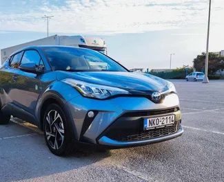 Vista frontale di un noleggio Toyota C-HR a Salonicco, Grecia ✓ Auto #3738. ✓ Cambio Automatico TM ✓ 0 recensioni.