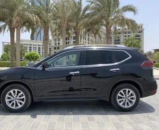 Vista frontale di un noleggio Nissan Rogue a Dubai, Emirati Arabi Uniti ✓ Auto #5126. ✓ Cambio Automatico TM ✓ 0 recensioni.