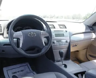 Interni di Toyota Camry in affitto in Georgia. Un'ottima auto da 5 posti con cambio Automatico.