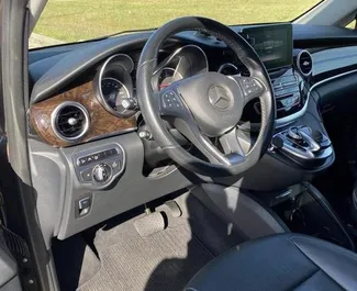 Noleggio Mercedes-Benz V-Class L. Auto Premium, Lusso, Monovolume per il noleggio in Austria ✓ Cauzione di Deposito di 500 EUR ✓ Opzioni assicurative RCT, CDW, SCDW, Furto, Giovane.