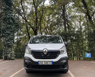 Vista frontale di un noleggio Renault Trafic all'aeroporto di Tirana, Albania ✓ Auto #5251. ✓ Cambio Manuale TM ✓ 0 recensioni.