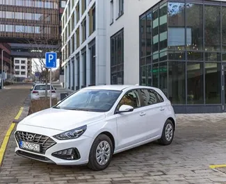 Vista frontale di un noleggio Hyundai i30 all'aeroporto di Vienna, Austria ✓ Auto #5346. ✓ Cambio Manuale TM ✓ 1 recensioni.