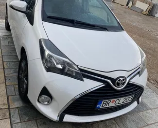 Vista frontale di un noleggio Toyota Yaris in Becici, Montenegro ✓ Auto #5430. ✓ Cambio Automatico TM ✓ 2 recensioni.