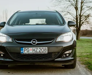 Vista frontale di un noleggio Opel Astra Sports Tourer a Podgorica, Montenegro ✓ Auto #4621. ✓ Cambio Manuale TM ✓ 5 recensioni.
