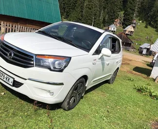 Vista frontale di un noleggio SsangYong Korando Turismo a Kutaisi, Georgia ✓ Auto #2072. ✓ Cambio Automatico TM ✓ 2 recensioni.