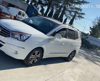 Vista frontale di un noleggio SsangYong Korando Turismo a Kutaisi, Georgia ✓ Auto #2072. ✓ Cambio Automatico TM ✓ 2 recensioni.