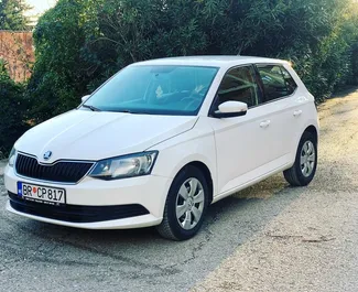 Vista frontale di un noleggio Skoda Fabia in Becici, Montenegro ✓ Auto #5431. ✓ Cambio Automatico TM ✓ 1 recensioni.