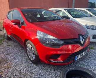 Vista frontale di un noleggio Renault Clio 4 all'aeroporto di Antalya, Turchia ✓ Auto #5429. ✓ Cambio Manuale TM ✓ 1 recensioni.