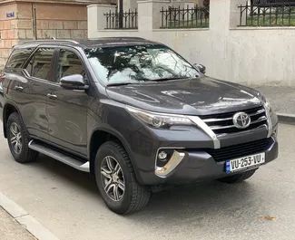 Vista frontale di un noleggio Toyota Fortuner a Tbilisi, Georgia ✓ Auto #5440. ✓ Cambio Automatico TM ✓ 0 recensioni.