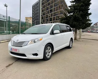 Vista frontale di un noleggio Toyota Sienna a Tbilisi, Georgia ✓ Auto #5542. ✓ Cambio Automatico TM ✓ 0 recensioni.