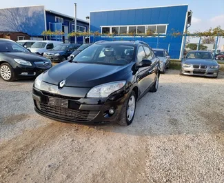 Vista frontale di un noleggio Renault Megane SW all'aeroporto di Burgas, Bulgaria ✓ Auto #5519. ✓ Cambio Automatico TM ✓ 0 recensioni.