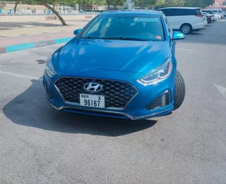 Vista frontale di un noleggio Hyundai Sonata ad Abu Dhabi, Emirati Arabi Uniti ✓ Auto #5540. ✓ Cambio Automatico TM ✓ 0 recensioni.