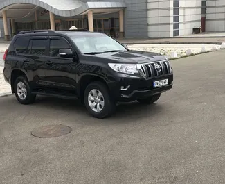 Vista frontale di un noleggio Toyota Land Cruiser Prado a Tbilisi, Georgia ✓ Auto #5476. ✓ Cambio Automatico TM ✓ 1 recensioni.