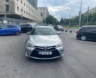 Vista frontale di un noleggio Toyota Camry a Kutaisi, Georgia ✓ Auto #5599. ✓ Cambio Automatico TM ✓ 0 recensioni.