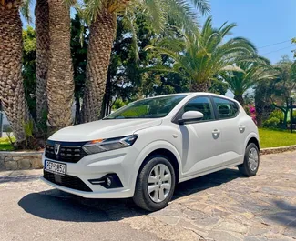 Vista frontale di un noleggio Dacia Sandero a Creta, Grecia ✓ Auto #5590. ✓ Cambio Manuale TM ✓ 0 recensioni.