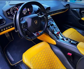 Lamborghini Huracan 2022 disponibile per il noleggio a Dubai, con limite di chilometraggio di illimitato.