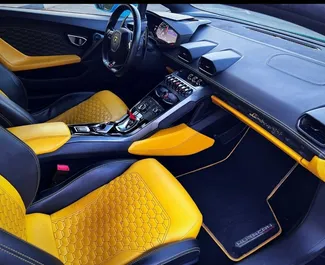 Interni di Lamborghini Huracan in affitto negli Emirati Arabi Uniti. Un'ottima auto da 2 posti con cambio Automatico.