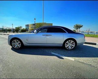 Noleggio Rolls-Royce Ghost. Auto Premium, Lusso per il noleggio negli Emirati Arabi Uniti ✓ Cauzione di Deposito di 5000 AED ✓ Opzioni assicurative RCT.