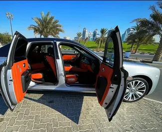 Interni di Rolls-Royce Ghost in affitto negli Emirati Arabi Uniti. Un'ottima auto da 4 posti con cambio Automatico.