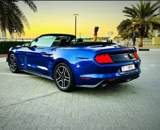 Motore Benzina da L di Ford Mustang Cabrio 2022 per il noleggio a Dubai.