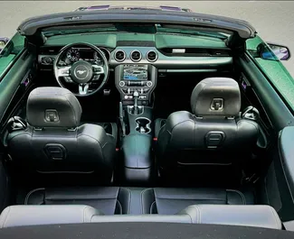 Ford Mustang Cabrio 2022 disponibile per il noleggio a Dubai, con limite di chilometraggio di illimitato.