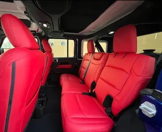 Jeep Wrangler Sahara 2022 disponibile per il noleggio a Dubai, con limite di chilometraggio di illimitato.