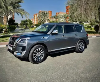 Interni di Nissan Patrol in affitto negli Emirati Arabi Uniti. Un'ottima auto da 7 posti con cambio Automatico.