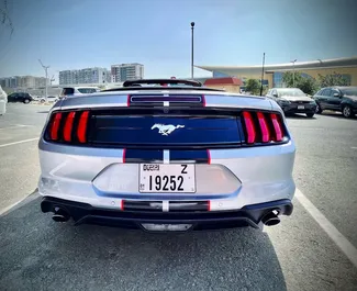 Interni di Ford Mustang Cabrio in affitto negli Emirati Arabi Uniti. Un'ottima auto da 4 posti con cambio Automatico.