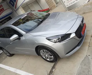 Vista frontale di un noleggio Mazda 2 a Limassol, Cipro ✓ Auto #5593. ✓ Cambio Automatico TM ✓ 0 recensioni.