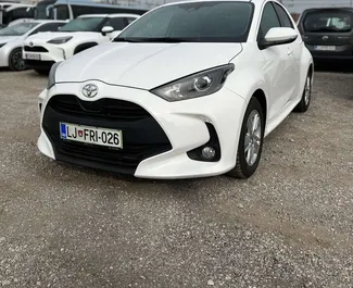 Vista frontale di un noleggio Toyota Yaris a Lubiana, Slovenia ✓ Auto #5661. ✓ Cambio Manuale TM ✓ 1 recensioni.