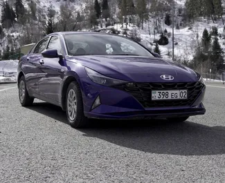 Vista frontale di un noleggio Hyundai Elantra all'aeroporto di Almaty, Kazakistan ✓ Auto #5827. ✓ Cambio Automatico TM ✓ 0 recensioni.